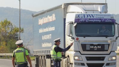 МВР погна шофьори на ТИР-ове на АМ "Тракия"- плащат си акта и продължават (ВИДЕО)