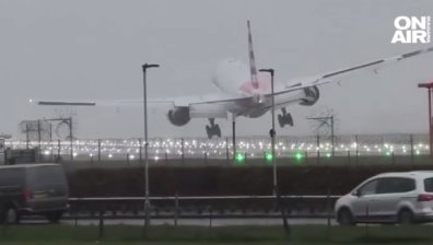 Снежни блокади в Англия, Боинг 777 кацна на магия на летище "Хийтроу"