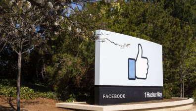 Facebook планира да смени името си?