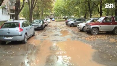 Наводнени улици и кал от години тормозят жители на "Красно село"