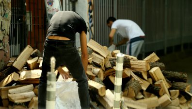 Тежка зима и скъп ток: Гърците масово се запасяват с дърва и пелети