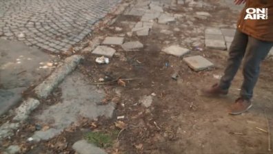 Разбит тротоар, превърнат в капан за коли, изправи на нокти столичани