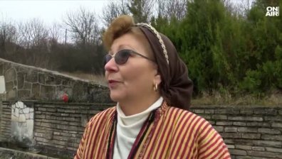 Окъпаха младоженци и именици за здраве на "Иванови влачуги" (ВИДЕО)
