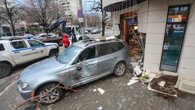 Чужденец е шофьорът, врязал колата си в магазин, изпаднал е в кома