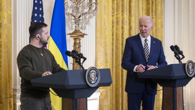 Байдън към Зеленски: Ще ви дадем всичко, от което се нуждаете, но няма да разрушим НАТО