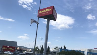 Неукрепен флаг заплашва да падне върху минувачи във Варна