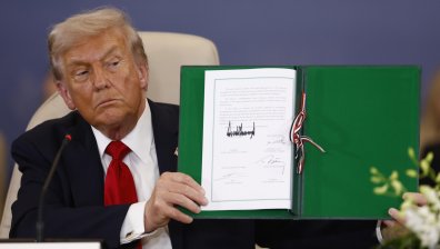 Тръмп подписа споразумението между Израел и "Хамас", в Газа мирът предизвика сблъсъци