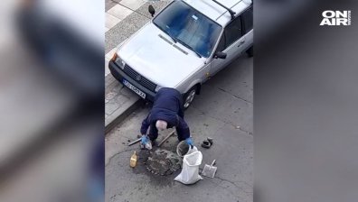 За дупките и хората: Как пенсиониран олимпиец ремонтира сам улиците в Самоков