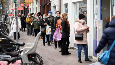 Нидерландия затяга мерките срещу Ковид-19 дни преди Коледа