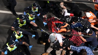 Австралия избухна срещу локдауна, арестуваха стотици по време на протестите