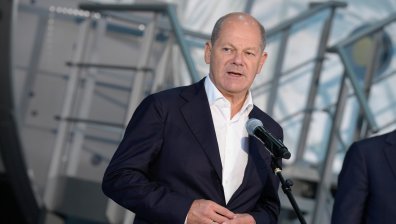 "Очаквам мемета по темата": Шолц публикува първа снимка след падането си