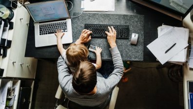 Бащите работят повече от мъжете без деца