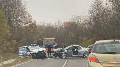 Тежка катастрофа с патрулка край Мало Бучино