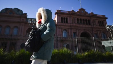 Жега, порои, сняг, свлачища - едни вадят кожуси, други - бански (СНИМКИ)