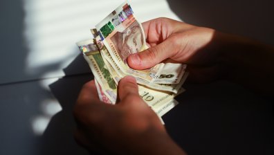 Средната годишна заплата в страната надвишава 10 хил. лв., най-висока е в столицата
