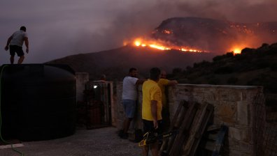 Силният вятър разпространи пожара в Гърция, гори цялата североизточна част на Атика