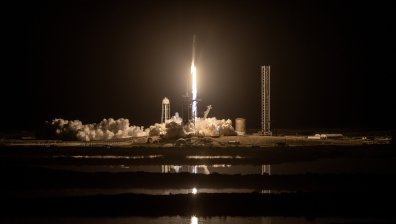 С американски и руски астронавти "Дракон" на SpaceX се скачи с МКС