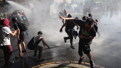 Високо напрежение в Чили: 11 загинали и десетки ранени
