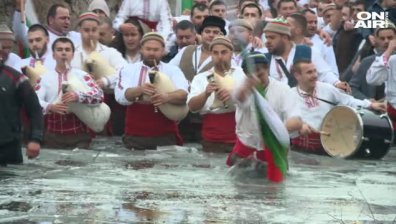 С "мъжко ледено хоро" в Калофер извадиха кръста от водите на Тунджа