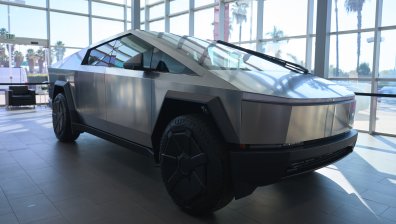 Tesla изтегля хиляди Cybertruck автомобили заради проблем с педала за газта