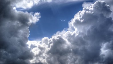 Времето остава топло, но с повече облаци, превалявания и бури на места