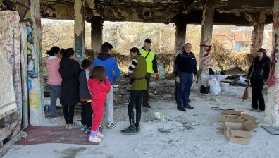 Социалните и полицаи изведоха 5 деца от опасна сграда в Студентски град