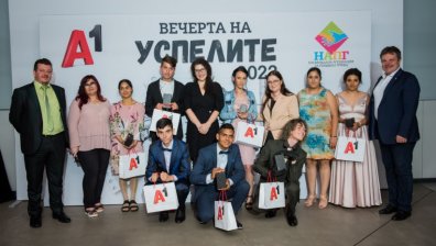 "Вечер на успелите" организираха НАПГ и А1 за 8 абитуриенти, отраснали в приемни семейства