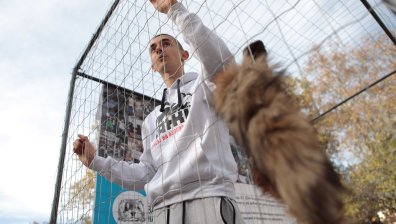 Доброволци в клетка пред НС заради фермите за кожи	