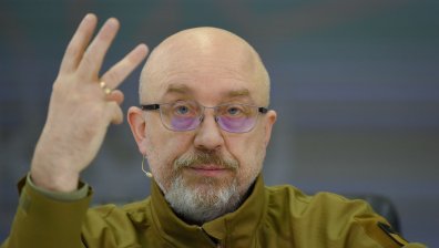 Украинският министър на отбраната: Всеки трябва да има оръжие, връщаме военното обучение
