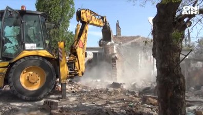Тежки багери сринаха незаконни постройки в пловдивската "Арман махала"