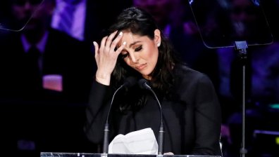 Съпругата на Коби Брайънт съди разследващ на катастрофата