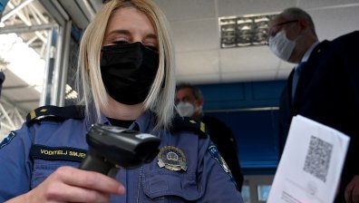 Задържаха мъж в Словения ваксинирал се 7 пъти, за да вземе Ковид сертификати 