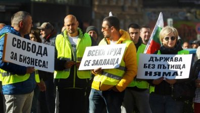 Петков обясни лично на пътните строители кога ще си получат парите