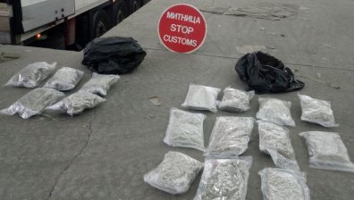 Турски тираджия опита да прекара у нас над 8,6 кг марихуана