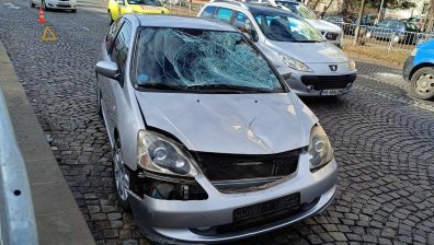 Кола помете пешеходец в София на метри от светофар