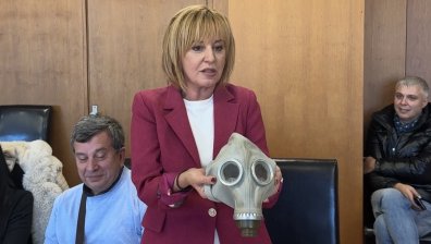 Мая Манолова подари противогаз на кмета на Шумен