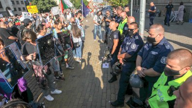 В НС: Има кворум - няма кворум. А отвън протести и арести