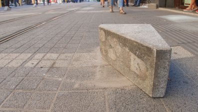 Жена се спъна в перка на Графа, мъжът ѝ ги кърти и сложи на релсите