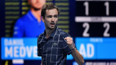 Медведев триумфира в Лондон след обрат срещу Тийм