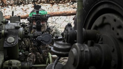 Украински войници живеят с месеци изолирани в землянки на фронта