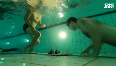 Шах и то под вода в басейн с олимпийски размери
