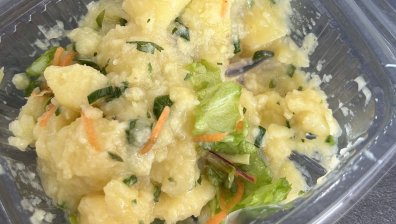 От Helpbook: Готвачката с цигара в кухнята, докато приготвя храната