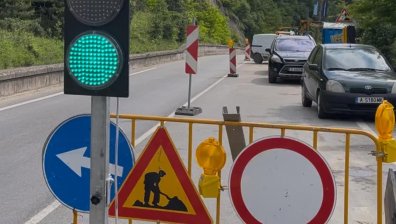 Свлачище блокира прохода Троян-Кърнаре