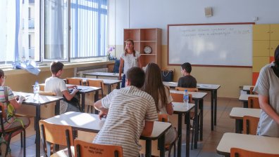 Над 117 000 седмокласници и десетокласници се явяват на матура по БЕЛ