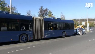 ТИР блъсна автобус на светофар в Бургас, пострада пътник