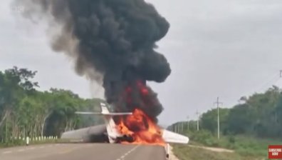Самолет с наркотици се запали на магистрала в Мексико (ВИДЕО)