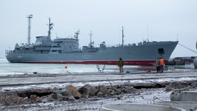 Товарен кораб потъва след руски обстрел в Мариупол