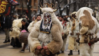 Нежното лице на "Сурва": Жени обличат тежките костюми, включват се заради тръпката