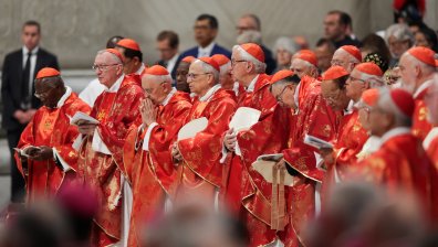 Започва папският конклав, очакваме бял дим над Сикстинската капела (СНИМКИ)