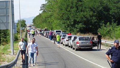 Ресторантьори се опитаха да нахлуят в Общината в Пловдив: Искаме работа!